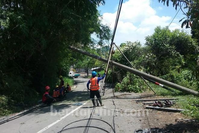 Tiang Listrik di Jalan ke Makam Sunan Giri Semalam Ambruk