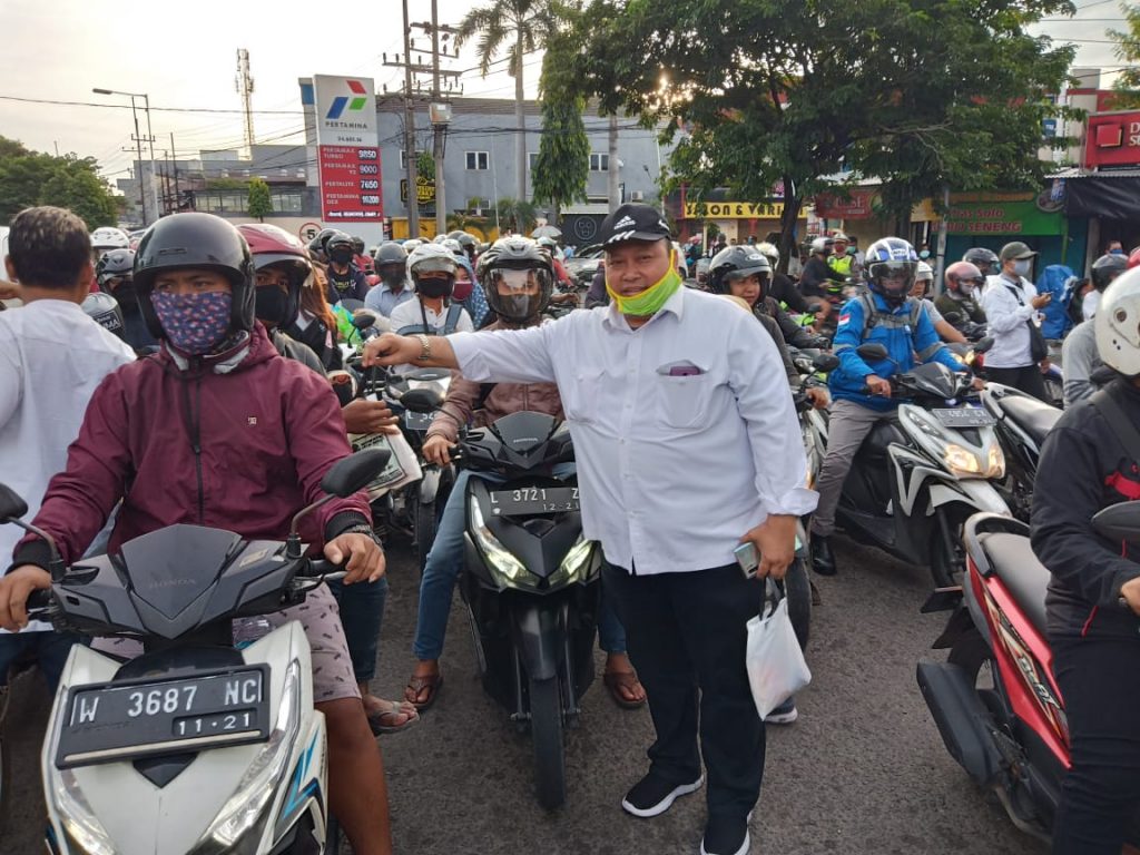 Jelang PSBB, IKA SMPN 25 Surabaya Bagi Masker