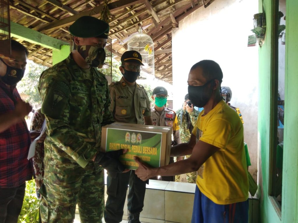 Yonif Para Raider 503/Mayangkara Baksos di Desa Binaan