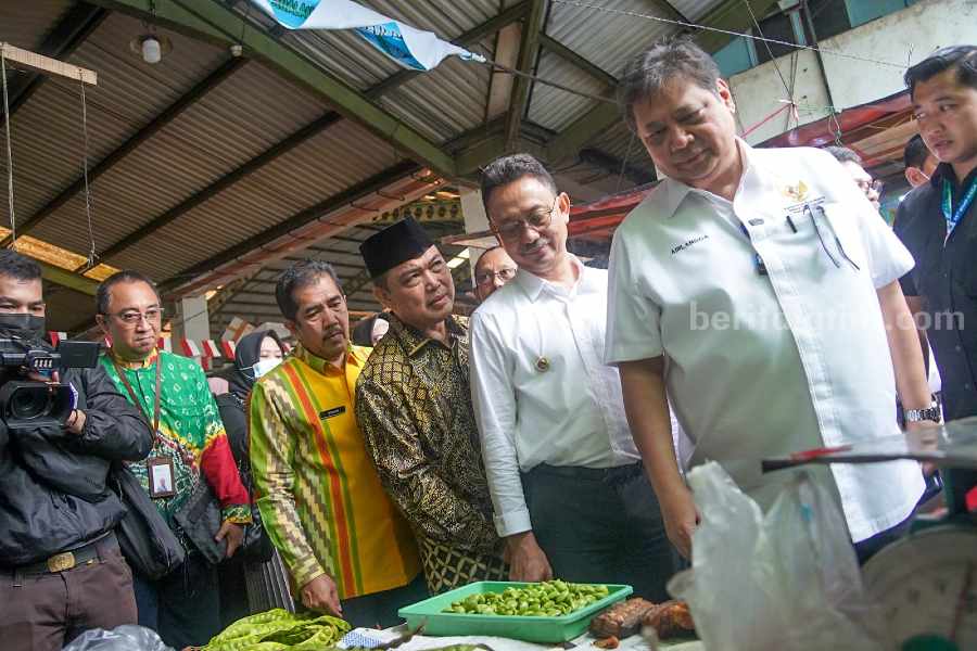 Pantau Inflasi, Menko Airlangga Cek Harga Komoditas Pangan di Kalbar