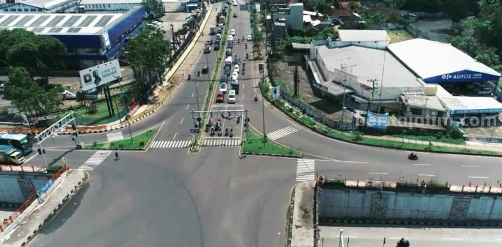 Pantau Arus Mudik di Exit Tol Singosari, Polres Malang Gunakan Drone Satlantas Polres Malang Gunakan Pesawat tanpa awak (Drone) dalam memantau situasi arus mudik 2023 di Exit Tol Singosari, Rabu (19/4/2023).