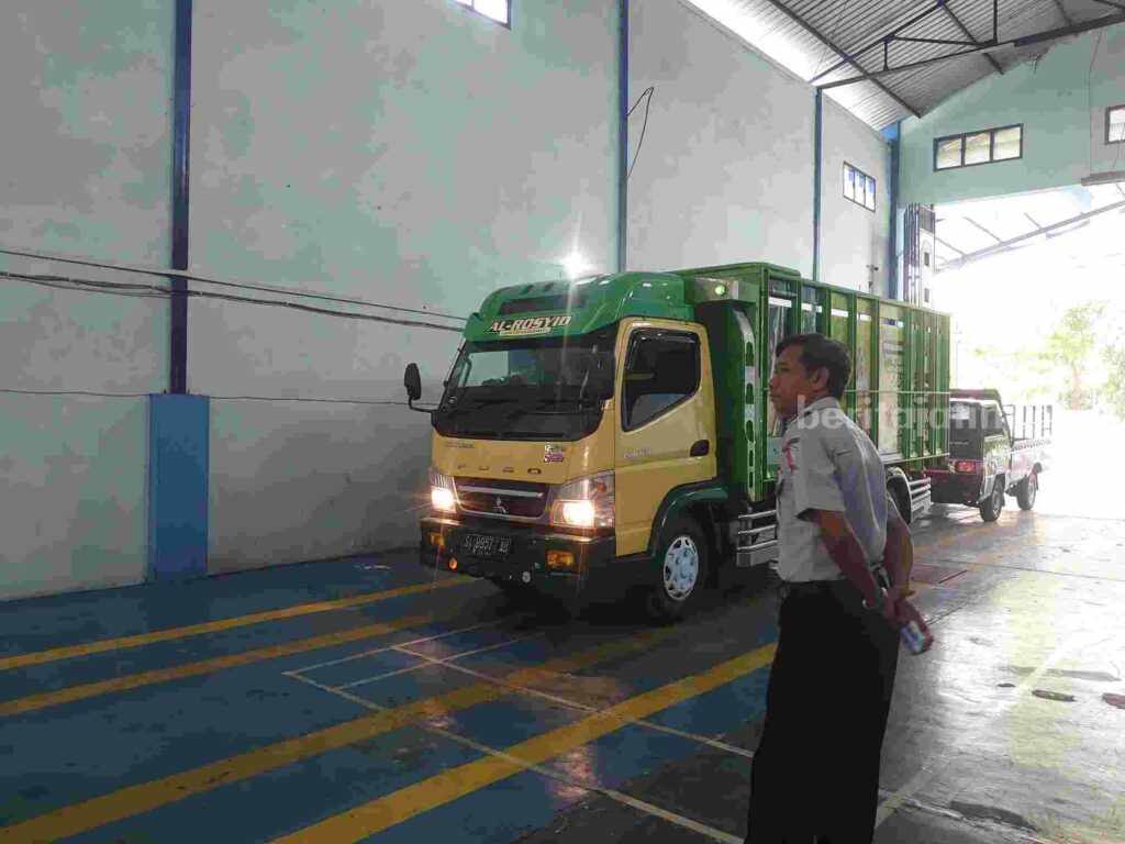 Petugas Uji Kir Dishub Bojonegoro saat melakukan uji kir kendaraan.