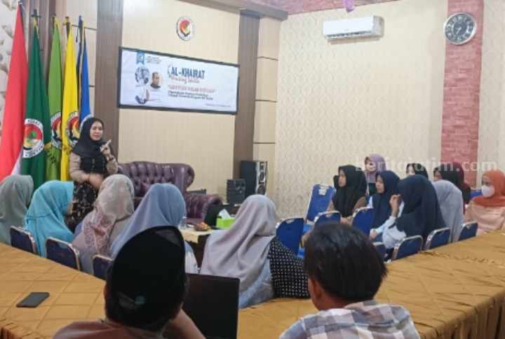 Mahasiswa KIP Kuliah IAI Al-Khairat Pamekasan Digembleng Materi Menulis Melalui Program AWS Foto Berita Jatim
