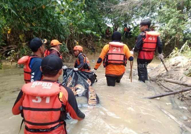 Tiga Hari Pencarian Bocah Tenggelam di Sampang, Ditemukan 1 KM dari Lokasi Foto Berita Jatim