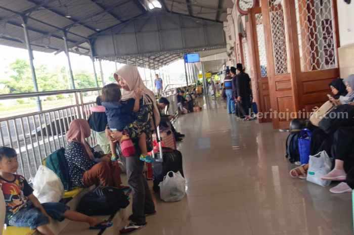 Stasiun Kediri Mulai Dipadati Pemudik, Didominasi Penumpang asal Jakarta Foto Berita Jatim