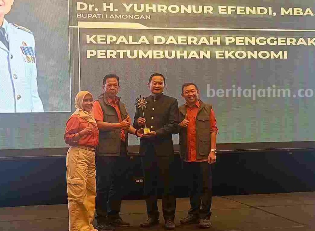 Bupati Lamongan Terima Penghargaan Kepala Daerah Penggerak Ekonomi di Beritajatim Award 2024 Foto Berita Jatim