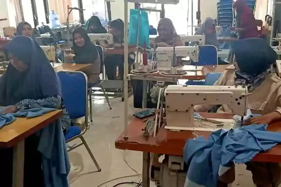 Meningkat Signifikan! Jumlah PMI Lumajang yang Bekerja di Luar Negeri Capai Ratusan Orang Pelatihan menjahit bagi para pencari kerja.