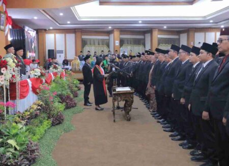 Foto Anggota Dewan Gresik yang terpilih saat menjalani pelantikan dan sumpah.