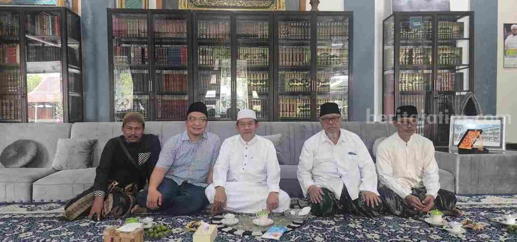Ini Pesan Pengasuh Ponpes Langitan pada Cawabup Gresik Foto BeritaJatim.com