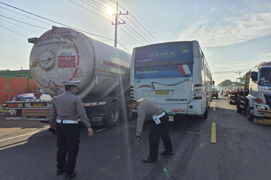 Mahasiswa Bondowoso Tewas Tabrakan dengan Bus AKAP di Jalur Pantura Probolinggo Foto BeritaJatim.com