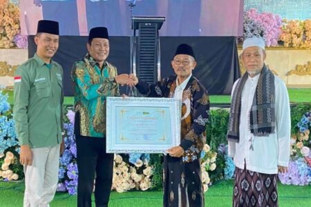 Hadiri Festival Anak Yatim 10 Muharram 1447 H, Subandi Dapat Gelar Ini Foto BeritaJatim.com