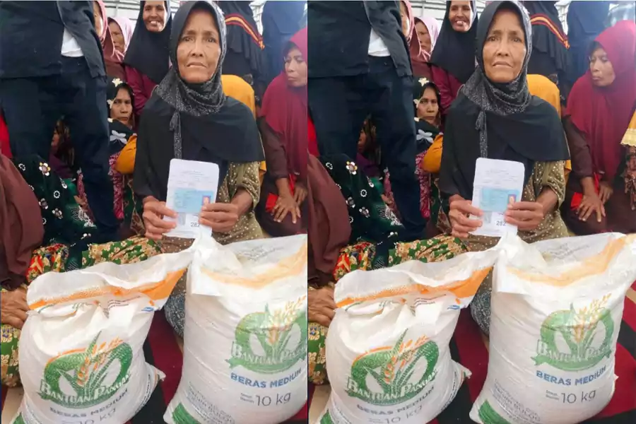 Viral Bansos Beras di Bangkalan Dibagi Rata, Kades Genteng Klarifikasi: Tidak Ada Hak Warga yang Dikurangi Foto BeritaJatim.com