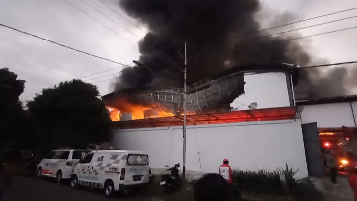 Gudang Boneka-Plastik di Jombang Terbakar Hebat, Penyebab Masih Gelap Foto BeritaJatim.com
