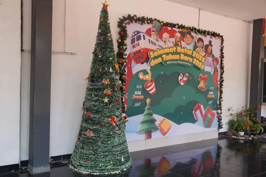 Ribuan Pemudik Tiba, Stasiun Blitar dan Madiun Tampil Beda dengan Nuansa Natal Foto BeritaJatim.com