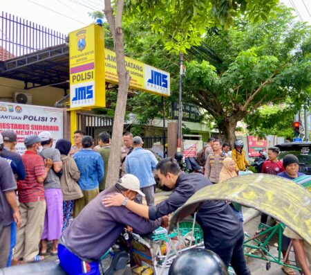 Peringati Isra Mi’raj, Polsek Genteng Gandeng RAS Law Firm Bagikan 100 Paket Sembako Foto BeritaJatim.com