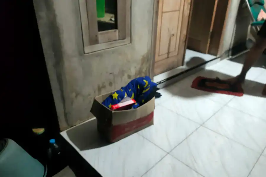 Warga Glagah Banyuwangi Geger Temuan Bayi Laki-laki dalam Kardus di Teras Rumah Foto BeritaJatim.com