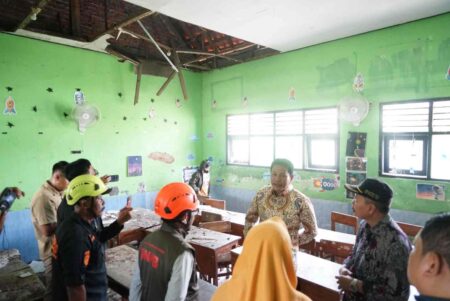 Atap SDN di Sidoarjo Ambrol, Bupati Subandi Siapkan Perbaikan Cepat dan Gedung Baru Foto BeritaJatim.com