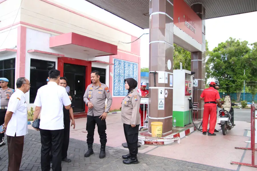 Sidak SPBU Sumenep, Polisi dan Pemkab Pastikan BBM Aman dan Tak Ada Kelangkaan Foto BeritaJatim.com