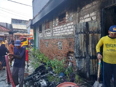 Kebakaran Rumah di Gresik, Motor PCX Hangus, Api Jilat Pasutri Lansia