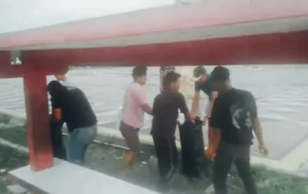 Viral Pesta Miras Live TikTok, 18 Pemuda Bawean Dihukum Bersih-Bersih Alun-Alun Foto BeritaJatim.com