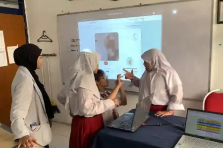 Mahasiswa PENS Rancang AI Pembelajaran Bahasa Isyarat Siswa Tunarungu Foto BeritaJatim.com