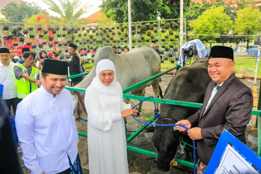 Khofifah-Emil Bareng Keluarga Ikuti Salat Iduladha di Masjid Nasional Al Akbar Foto BeritaJatim.com