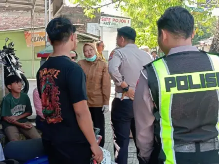 Dua Pemotor Perempuan Terluka dalam Kecelakaan di Jalan KA Posong Pacitan Foto BeritaJatim.com