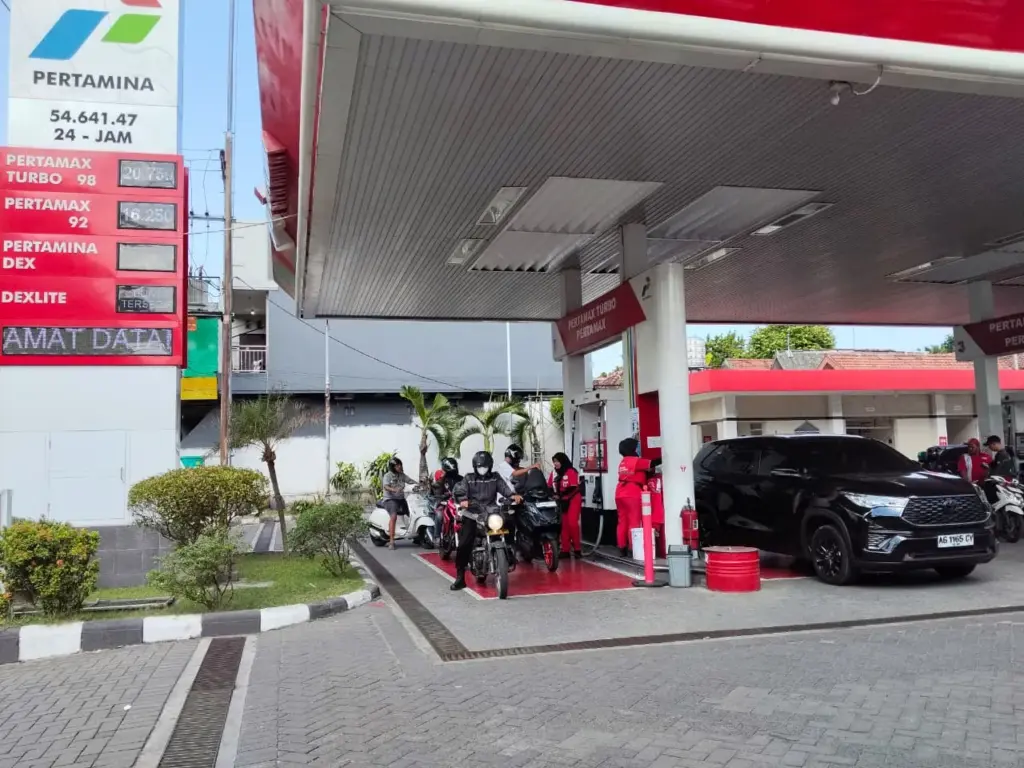 Harga Pertamax Naik Rp3.950 per Liter, Warga Kediri Mulai Beralih ke Pertalite Foto BeritaJatim.com