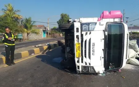 Sopir Diduga Mengantuk, Truk Bermuatan Biji Plastik Terguling di Jombang Foto BeritaJatim.com