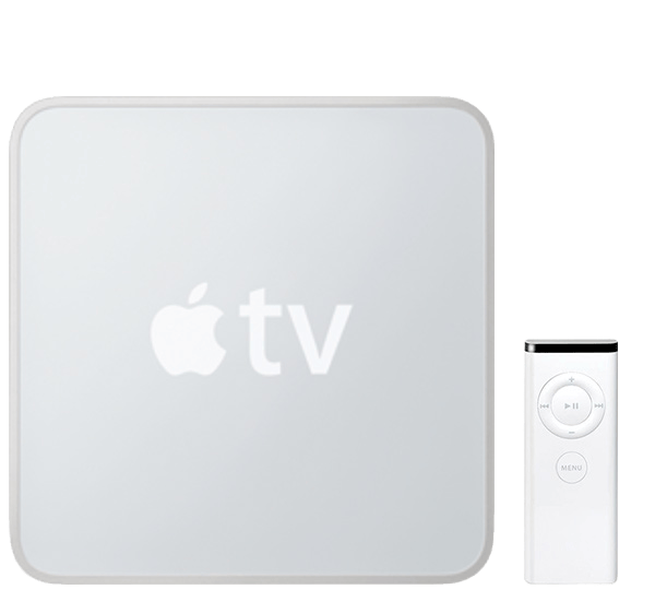يظهر Apple TV الفضي (الجيل الأول) بجوار Apple Remote الأبيض.