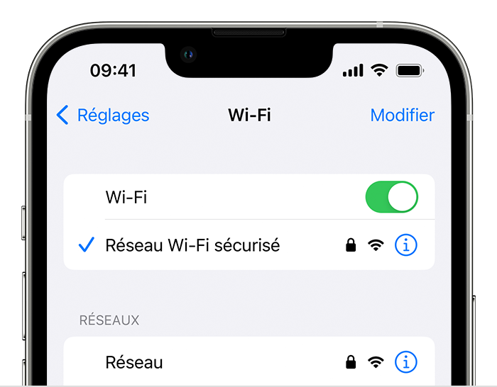 Réglages Wi‑Fi sur iPhone, montrant une icône de cadenas à côté du nom d’un réseau