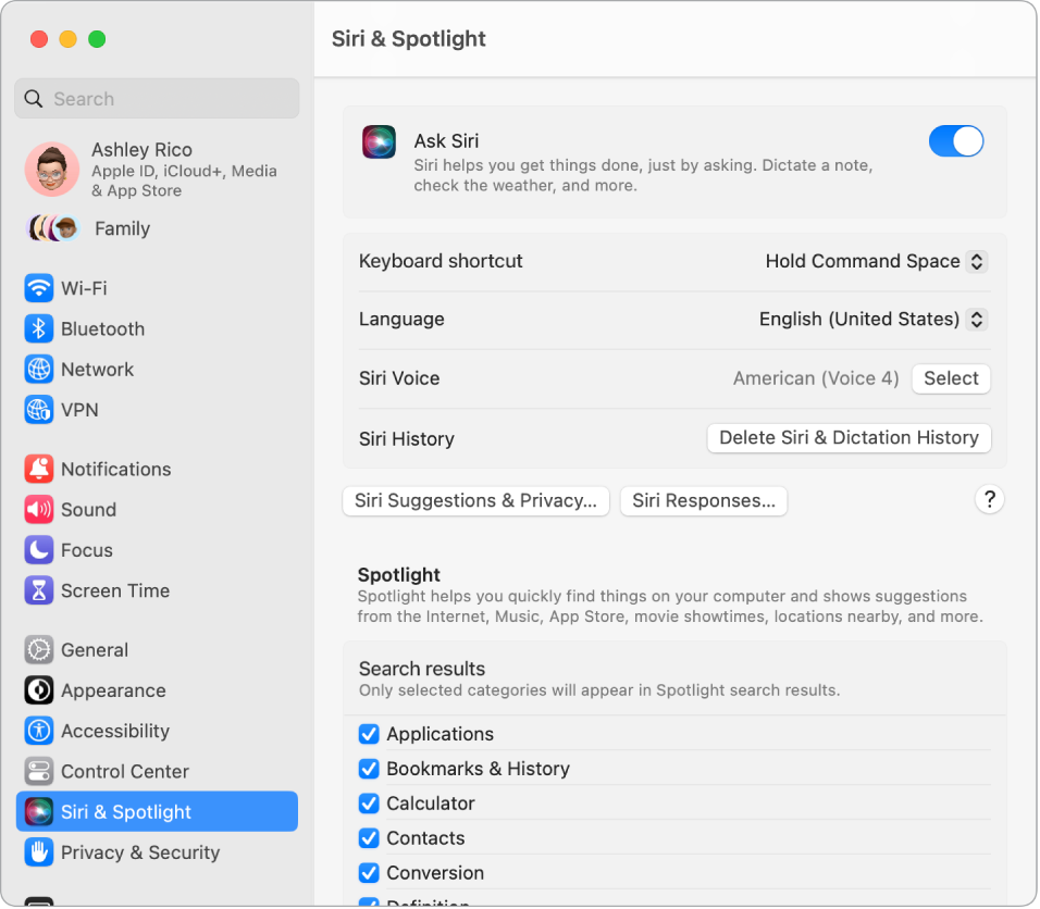 Fenêtre des réglages Siri, avec l’option « Activer Demander à Siri » sélectionnée, ainsi que plusieurs options pour personnaliser Siri à droite, notamment « Détecter "Dis Siri" ».