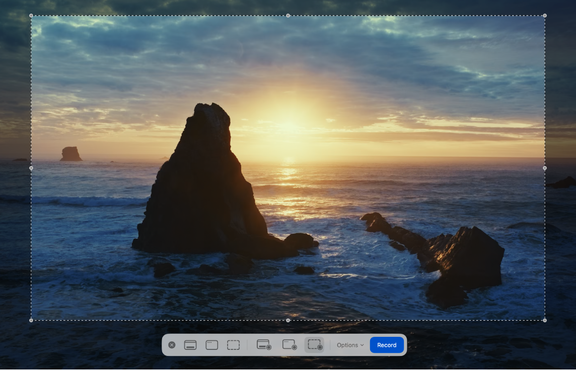 على سطح مكتب Mac، تظهر خيارات تسجيل الشاشة في أسفل الشاشة، مع تحديد جزء من الشاشة للتسجيل.