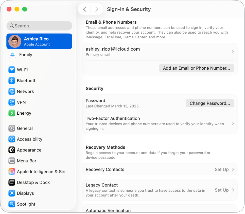 La section « Connexion et sécurité » de la rubrique Compte Apple dans Réglages Système. Dans celle-ci, vous pouvez configurer « Récupération de compte » ou « Contact légataire ».