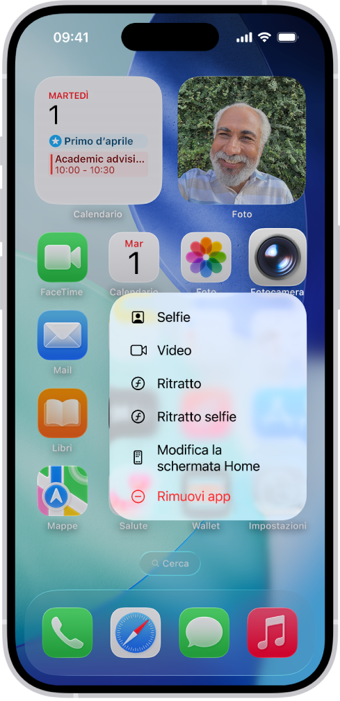 La schermata Home sfocata, con il menu delle azioni rapide della fotocamera visualizzato sotto l’icona dell’app Fotocamera.