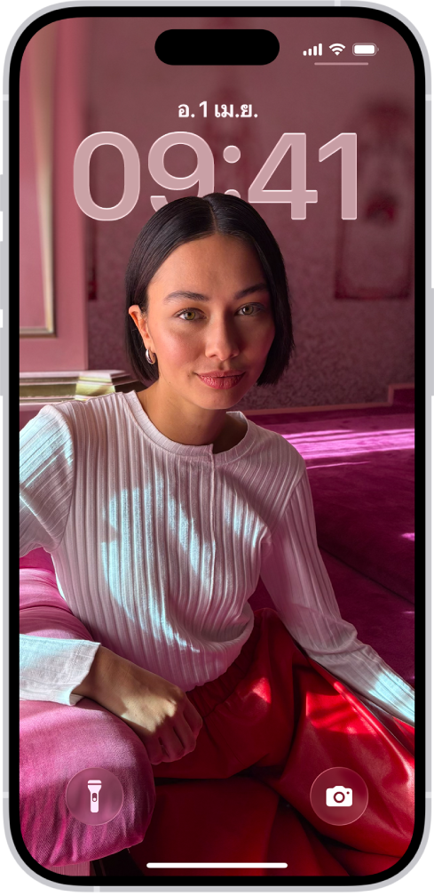 หน้าจอล็อคของ iPhone ที่มีรูปภาพส่วนตัวถูกตั้งค่าไว้เป็นภาพพื้นหลัง