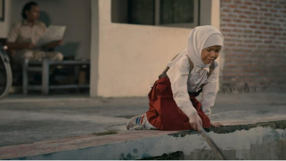 Salah satu adegan di film Children of Heaven (IMDb)
