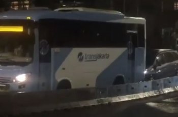 Video TransJakarta Serang Mobil Pribadi yang Nggak Tau Diri