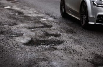 Solusi Cerdas Warga Protes Jalan Rusak, Sesajen Jadi Senjata Utama