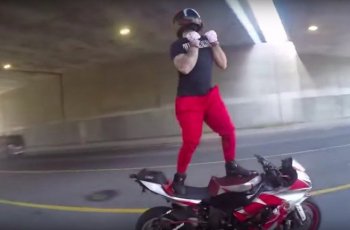 Jangan Ditiru! Aksi Bahaya Kiki Challenge di Atas Sepeda Motor