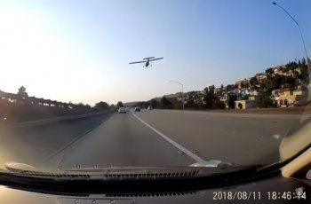 Unik, Pesawat Kecil Mendarat Darurat di Jalan Terekam Dashcam