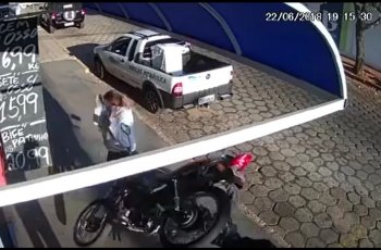 Beruntung! Seorang Wanita Nyaris Dihantam Motor Terbang