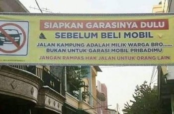 Viral, Spanduk Sindiran buat Orang yang Kepengen Beli Mobil