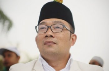 Jiwa Muda Ridwan Kamil Bergelora, Naik Vespa S 125 Sambil Boncengin Istri Tercinta