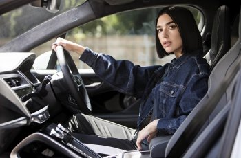 Dua Lipa Pamer Mobil Listrik yang Bakal Dibawa ke Konser Musiknya
