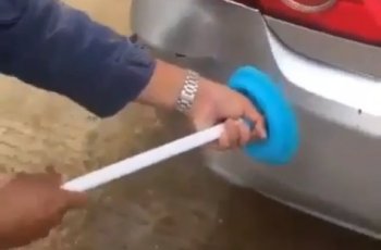 Seorang Pria Membetulkan Bodi Mobil yang Penyok dengan Air Panas dan Plunger