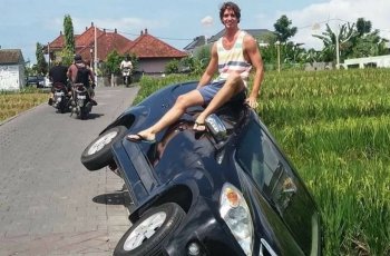 Jalan di Bali Ini Indah Pol, Tapi Sering Bikin Mobil Nyungsep