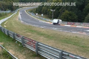 Nyaris Terjungkal di Nurburgring, Mobil Ini Berhasil Selamat