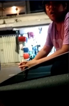 Pengemis bikin pengendara mobil geregetan. (Facebook/TikaYusniar Iskandar)