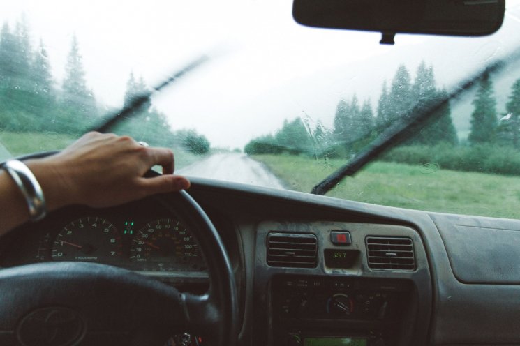Periksa Kondisi Wiper. (Unsplash/Holly Mandarich)
